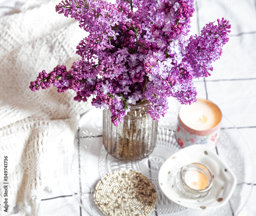 Obraz premium Cozy home interior with a bouquet of lilac.
