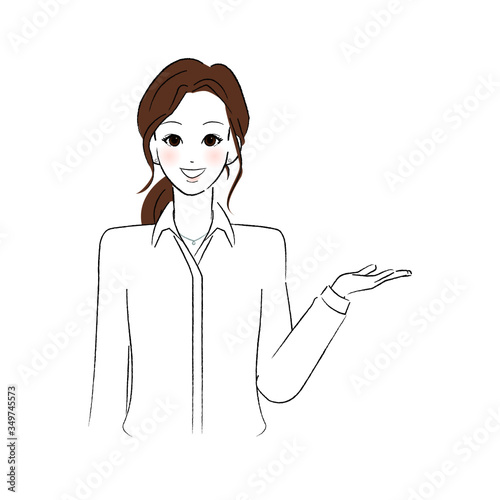 余白を手のひらにのせるシャツを着た女性