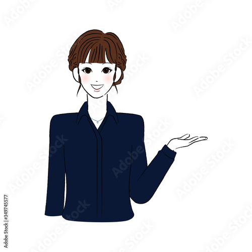 余白を手のひらにのせるシャツを着た女性