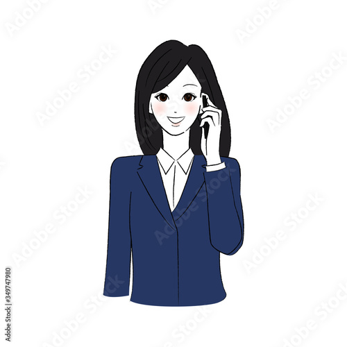 スマホで電話をする制服を着た女性