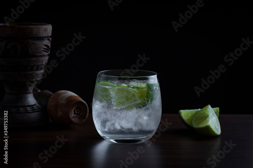 CAIPIRIÑA EN FONDO NEGRO