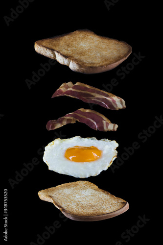 TOSTADAS CON  TOCINO Y HUEVO EN FONDO NEGRO