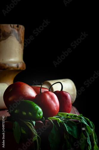 TOMATES Y LOCOTOS CON FONDO NEGRO