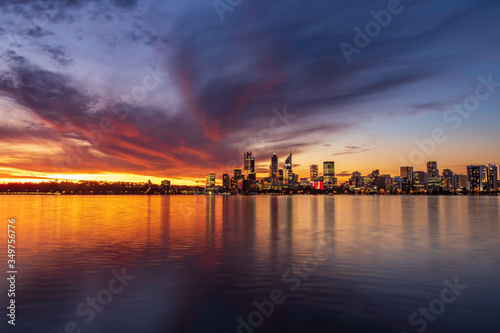 Fototapeta Naklejka Na Ścianę i Meble -  Panoramic sunset, with view of Perth city in background