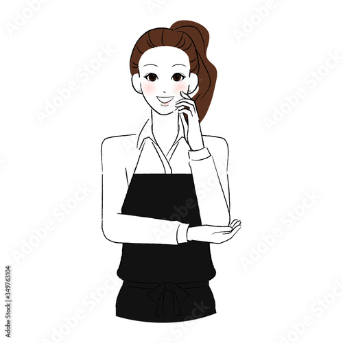 左手を頬にそえて微笑む女性店員