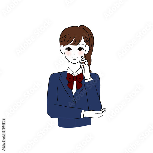 左手を頬にそえて微笑む女子学生