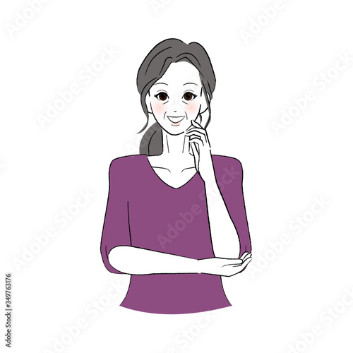 左手を頬にそえて微笑むシニア女性