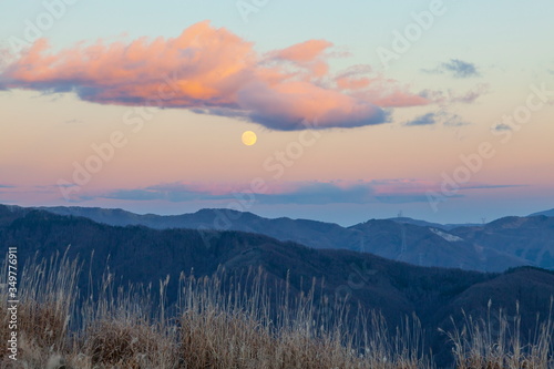高ボッチ高原から眺める満月、長野県岡谷市にて