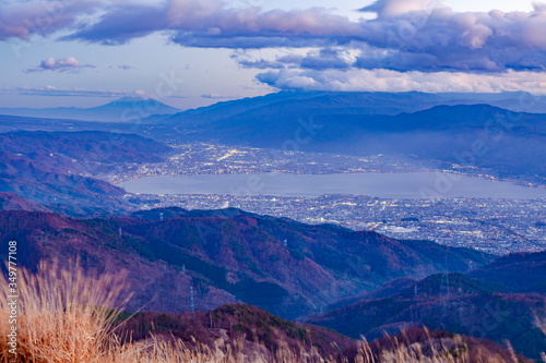 高ボッチ高原から眺める夕暮れ時の富士山と諏訪湖、長野県岡谷市にて