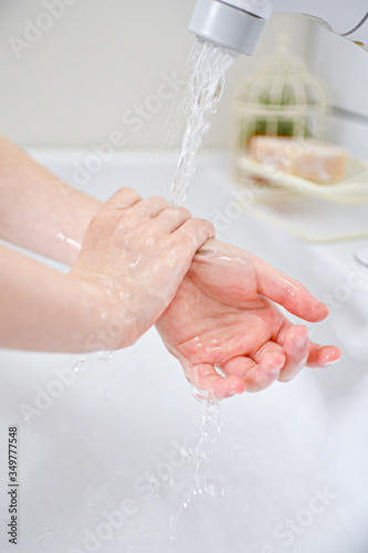 Children's hands to wash their hands