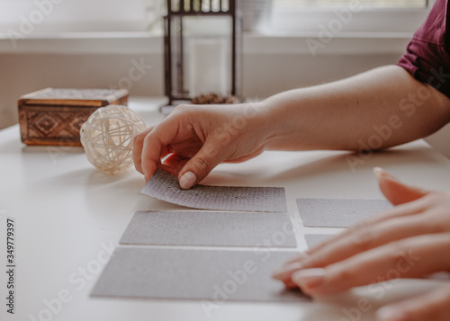 Foto woman hands with tarot cards on the white table