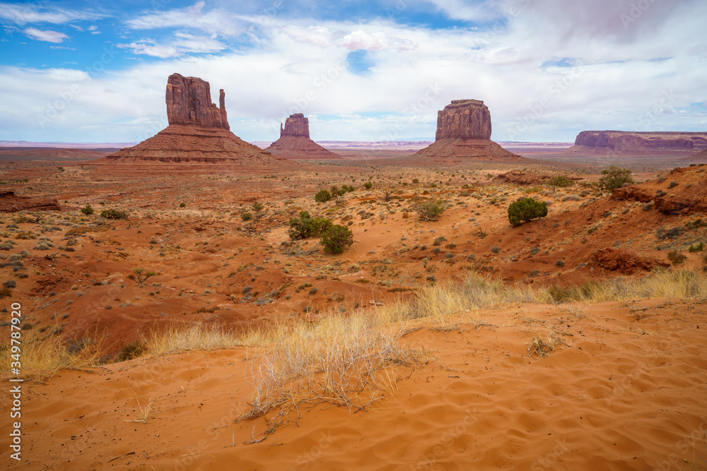hiking the wildcat trail in the monument valley, usa hiking the wildcat trail in the monument valley, usa
