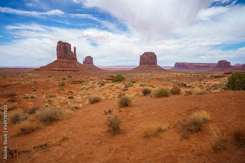 hiking the wildcat trail in the monument valley, usa