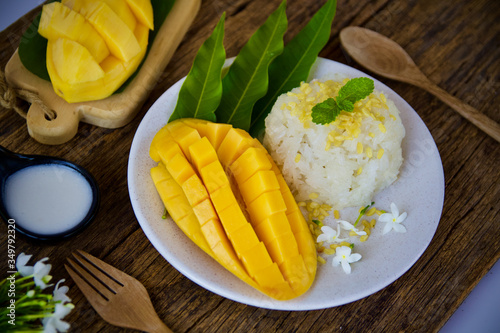 Fototapeta Naklejka Na Ścianę i Meble -  Mango and  sticky rice dessert. Thai food style