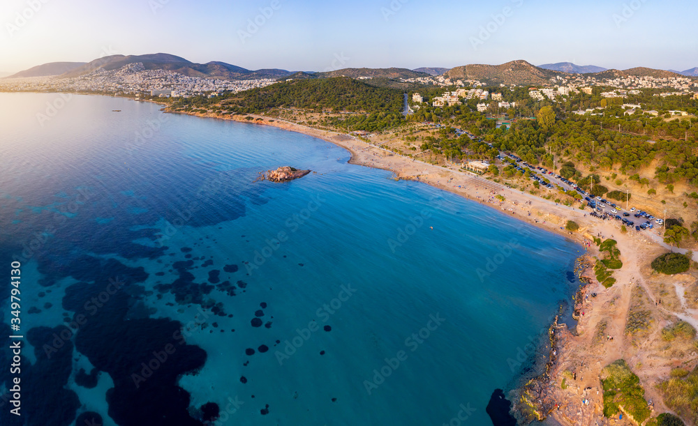 Panorama der beliebten Athens Riviera, die Küste mit Stränden und Restaurants südlich der Haupstadt bei Sonnenuntergang, Griechenland