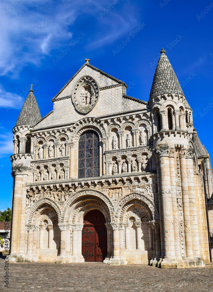 Vista de la fachada de la iglesia de Notre Dame la Grande en Poitiers