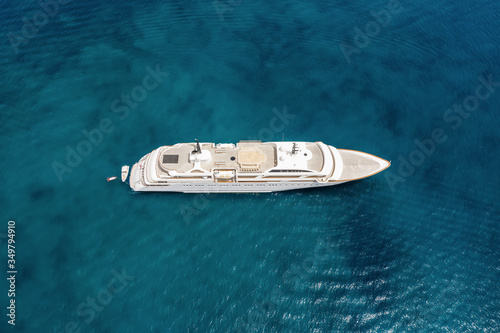 Luftaufnahme einer modernen Luxusyacht über türkisem Meer im Ägäischen Meer