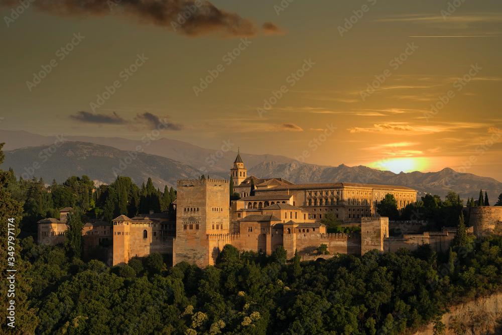 hermosa vista del mayor monumento de Andalucía, la alhambra de Granada	