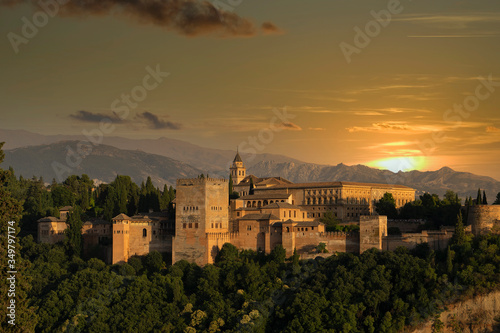 hermosa vista del mayor monumento de Andalucía, la alhambra de Granada	
