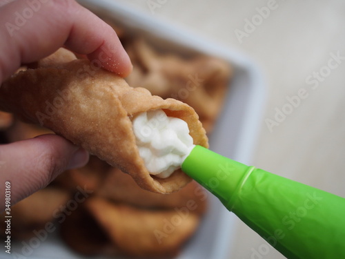 preparazione di cannoli siciliani