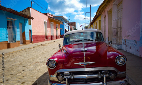 Gepflegter roter Oldtimer in den Stra  en von Trinidad  Kuba