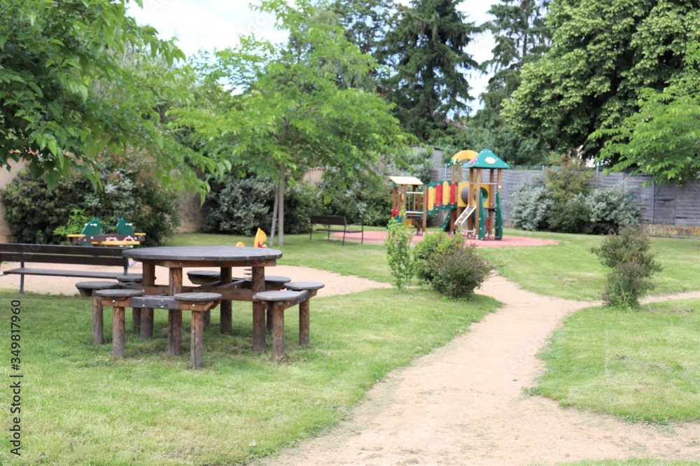 Aire de jeux et square pour enfants - Village de Grenay - Département Isère - France Aire de jeux et square pour enfants - Village de Grenay - Département Isère - France