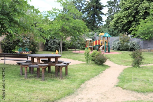 Aire de jeux et square pour enfants - Village de Grenay - Département Isère - France