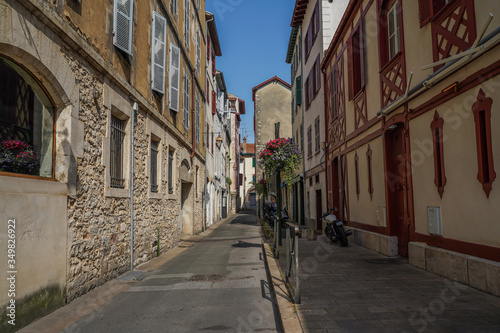 Fototapeta Naklejka Na Ścianę i Meble -  Street of Bayonne in France with buildings in the Nive River