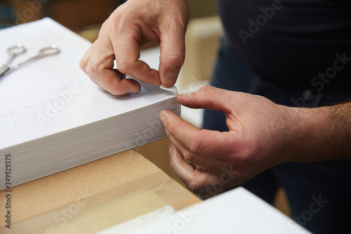 Fotografia book binder working in a warehouse
