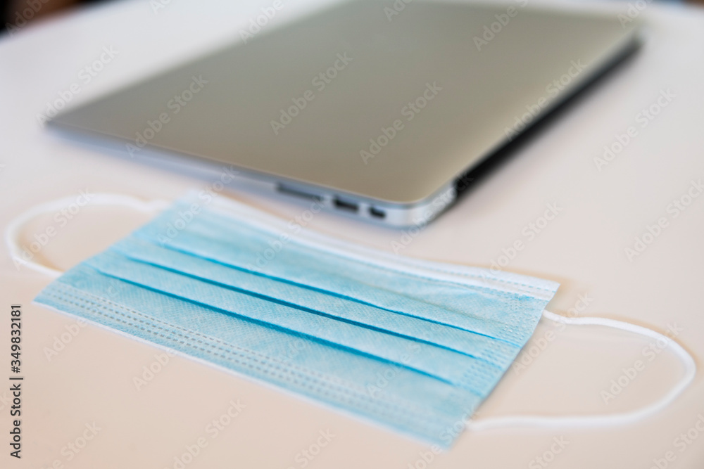 mesa de trabajo con mascarilla coronavirus