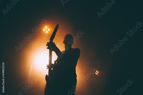 Silhouette of a guitar player in the smoke Fototapet