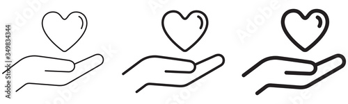 MAIN OUVERTE AVEC COEUR