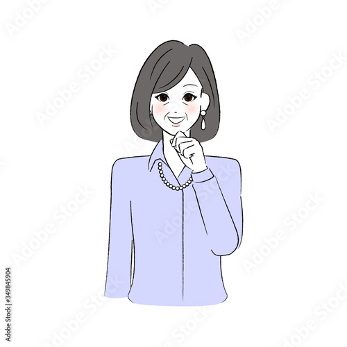 あごに手をあてて微笑むシニア女性