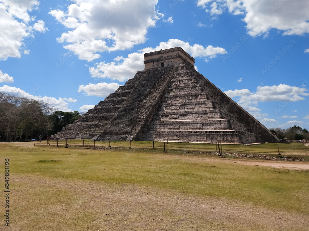 The pyramid of chichen itza with no one around, Yucatan, Mexico The pyramid of chichen itza with no one around, Yucatan, Mexico