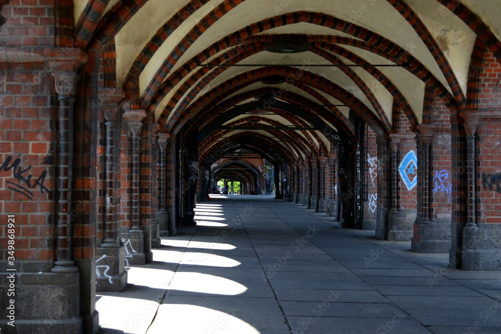 Die Oberbaumbrücke von Heute. Dieser Tunnel war in der DDR Zeit für den Zivilverkehr gesperrt. Jetzt passieren jeden Tag tausende Menschen durch diesen Tunnel von Osta nach West sowie umgekehrt. Die Oberbaumbrücke von Heute. Dieser Tunnel war in der DDR Zeit für den Zivilverkehr gesperrt. Jetzt passieren jeden Tag tausende Menschen durch diesen Tunnel von Osta nach West sowie umgekehrt.