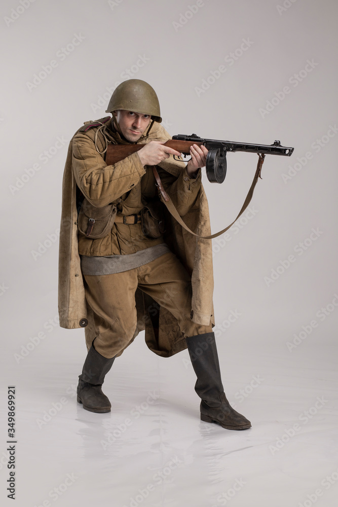 Actor man in an old military uniform and camouflage clothing of a soldier  of the Soviet army during the World War II foto de Stock | Adobe Stock