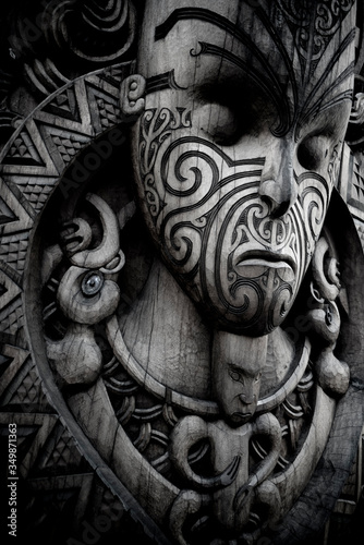 Konstfotografi Maori traditional carving outside Marae. Ta moko. New Zealand.