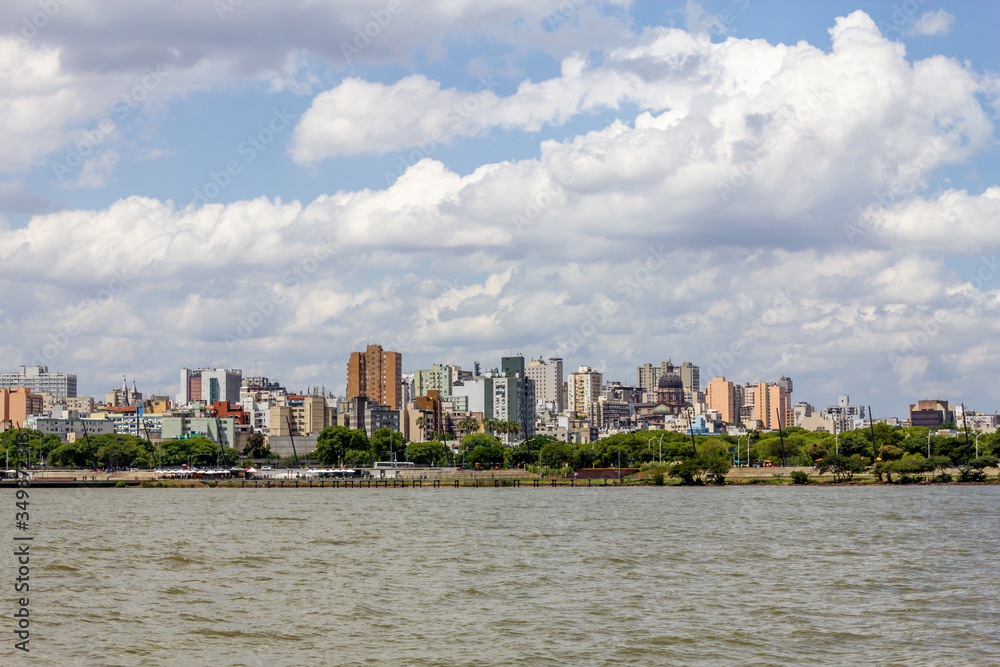 Obraz premium Guaiba shore with trees and buildings