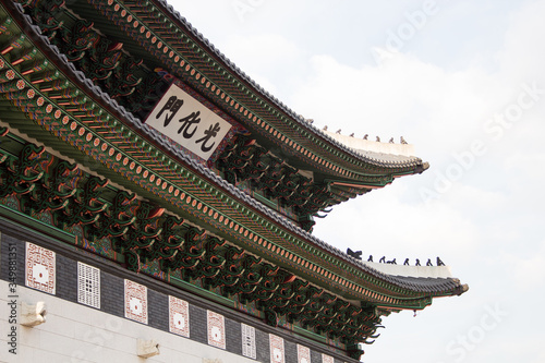 It is a historic building in Korea. The letters written are Gwanghwamun. Gwanghwamun is the representative gate of Gyeongbokgung Palace.