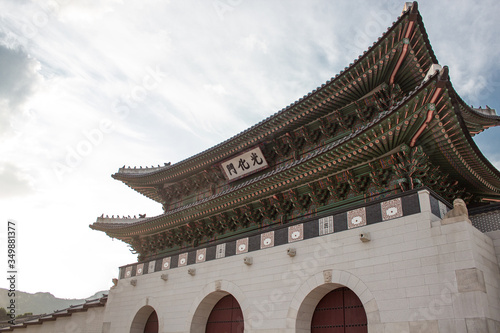 It is a historic building in Korea. The letters written are Gwanghwamun. Gwanghwamun is the representative gate of Gyeongbokgung Palace.