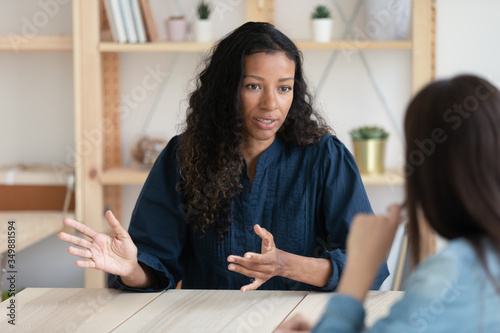 Canvastavla Close up confident african american businesswoman explaining new responsibilities to female applicant