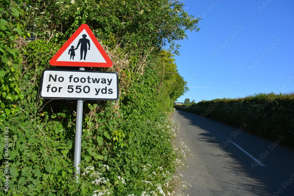 English country lane with No footway for 550 yds sign