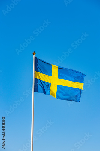 Schwedische Flagge im Wind vor Blauem Himmel