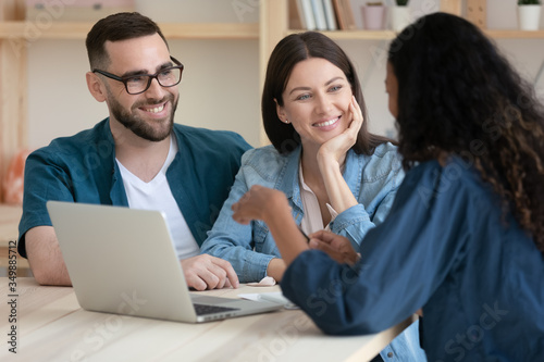 Foto Real estate agent consulting happy young couple about buying house rent purchase mortgage in office at meeting
