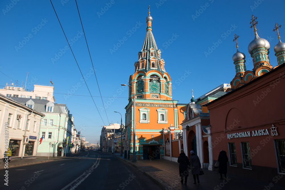 Fototapeta premium MOSCOW, STREET GREAT POLYANKA 29A, RUSSIA - FEBRUARY 22, 2020: Church of St. Gregory of Neocaesarea in Darbitz. Bright red green sanctuary in the city center. Old historical building built in 1668
