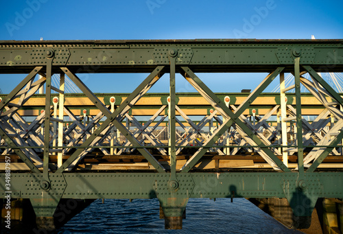 Платно Hungerford railway bridge elegant networks of pylons in London, United Kingdom,