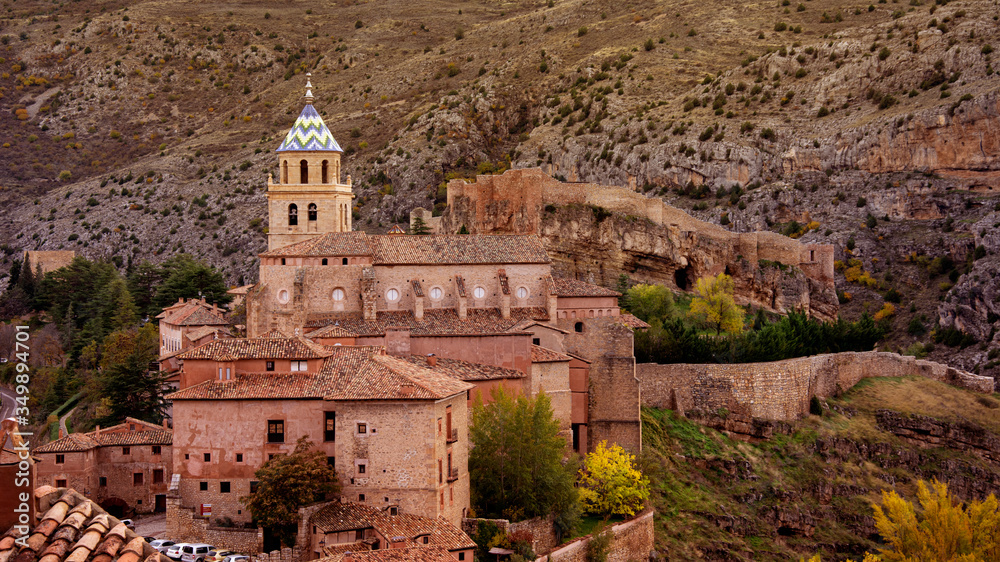 Fototapeta premium Landscape of Albarracin with its typical reddish houses, Teruel 