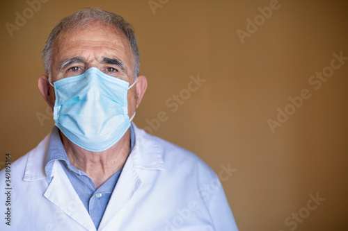 Tableau sur toile medico con mascherina bianca  camice isolato su sfondo giallo