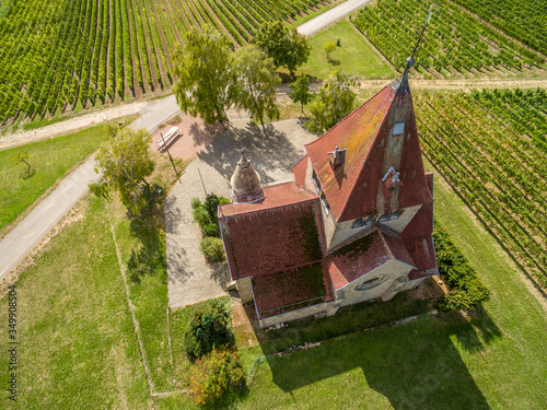 Kreuzkapelle in Gau-Bickelheim am Wissberg in Rheinhessen. Die Kreuzkapelle oberhalb des rheinhessischen Gau-Bickelheim steht so malerisch auf dem Wißberg, umgeben von einem Meer aus Reben. photo