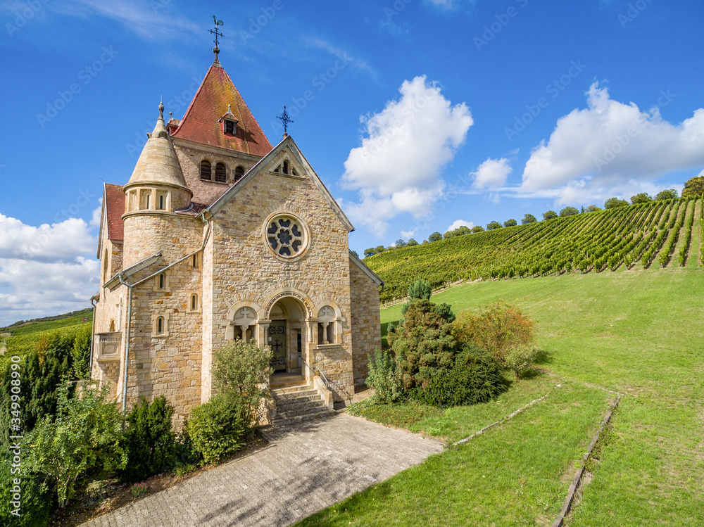 Kreuzkapelle in Gau-Bickelheim am Wissberg in Rheinhessen. Die Kreuzkapelle oberhalb des rheinhessischen Gau-Bickelheim steht so malerisch auf dem Wißberg, umgeben von einem Meer aus Reben.